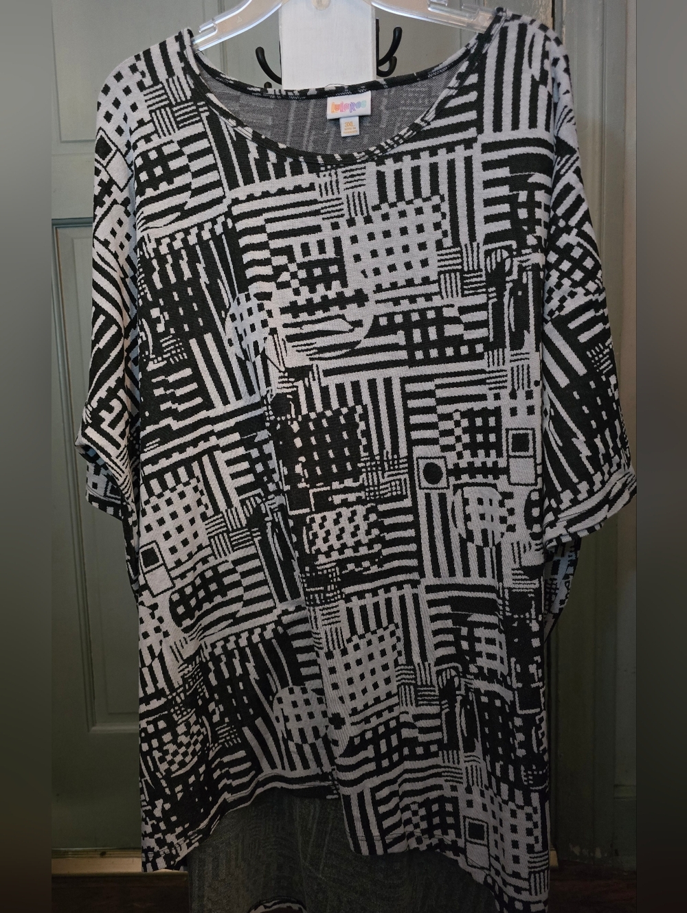 NWOT LuLaRoe Irma Black and White Geometric Short Sleeve Tunic